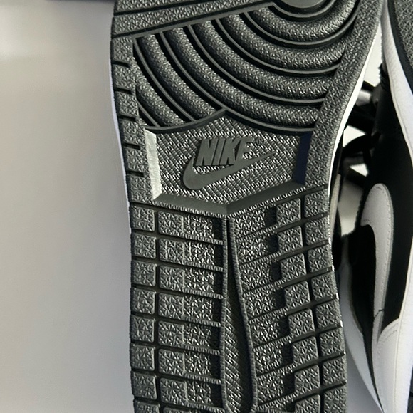 Jordan Retro High OG Black and White main image 3